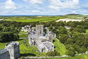 Drucke von St Davids Cathedral aus einem Drohnen, St Davids, Haverfordwest, Pembrokeshire, Wales, England, Vereinigtes Königreich St. Davids Drucke: St Davids Cathedral von einem Drohnen.
