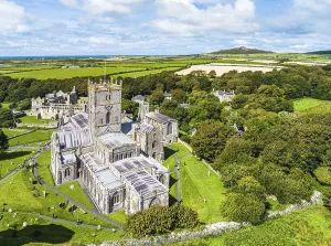 Drucke von St Davids Cathedral aus einer Drohne, St Davids, Haverfordwest, Pembrokeshire, Wales, England, Vereinigtes Königreich St. Davids Drucke: St Davids Cathedral aus einer Drohne.