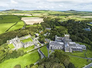 Drucke von St Davids Cathedral aus einem Drohnen, St Davids, Haverfordwest, Pembrokeshire, Wales, England, Vereinigtes Königreich St. Davids Drucke: St Davids-Kathedrale aus der Sicht eines Drohnen.