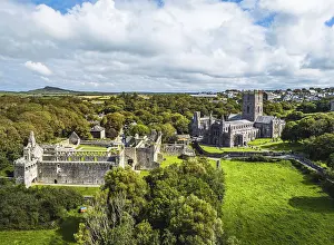 Drucke von St Davids Cathedral aus einem Drohnen, St Davids, Haverfordwest, Pembrokeshire, Wales, England, Vereinigtes Königreich St. Davids Drucke: St Davids Cathedral aus einem Drohnen.