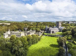 Drucke von St Davids Cathedral aus einer Drohne, St Davids, Haverfordwest, Pembrokeshire, Wales, England, Vereinigtes Königreich St. Davids Drucke: St Davids Cathedral aus einem Drohnenperspektive.