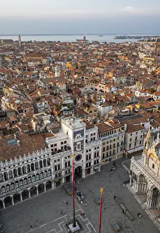 Venice Clock Tower Drucke: St Mark's clock tower on St Mark's Square