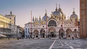 Northern Italy Cityscape Drucke: St. Mark's Square with clock tower and St