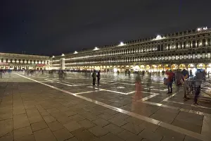 Venice Night Drucke: St. Mark's Square illuminated at night