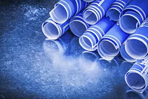 Close Up Construction Plan Drucke: Stack of blue engineering drawings on metallic background construction concept