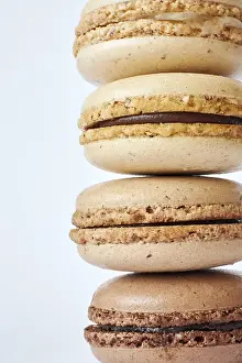 Bilder Datiert 14. Oktober 2024: Stapel von vier braunen französischen Macarons.