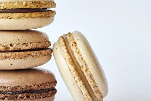 Bilder Datiert 14. Oktober 2024: Stapel aus vier braunen französischen Macarons.