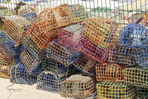 Bilder Datiert 27. August 2024: Ein Stapel farbenfroher rechteckiger Fischernetze aus Draht.