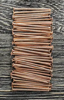 Close Up Detail Drucke: Stack of copper nails on wooden board