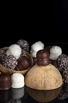 Dark Chocolate Kisses Drucke: Stack of different chocolate kisses on a dark background