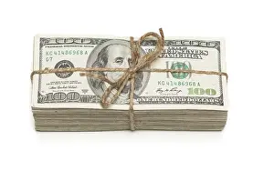 One Hundred Dollar Note Drucke: Stack of one hundred dollar bills tied in a burlap string isolated on a white background