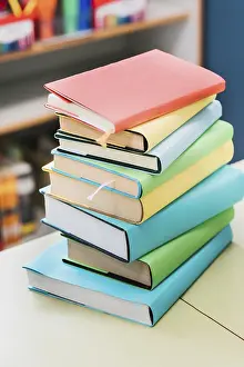 Educational Institution Background Drucke: Stack multicolored books table