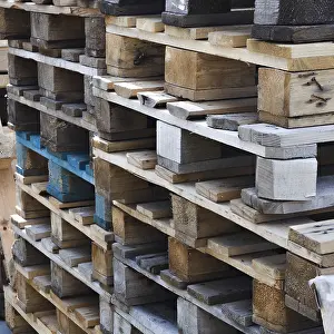 Industrial Building Drucke: A stack of old wooden pallets for loading