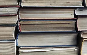 Old Books Drucke: Stack of old worn books