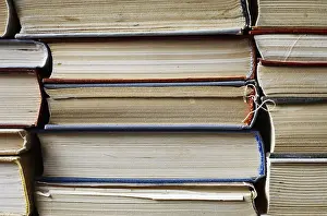 Old Books Drucke: Stack of old worn books. Close-up view