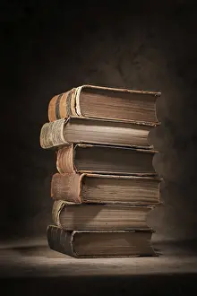 Old Books Drucke: A Stack of old worn and tattered books