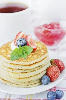 Blueberry Breakfast Drucke: A stack of pancakes decorated with ripe raspberries