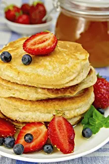 Homemade Desserts Drucke: A stack of pancakes with strawberries