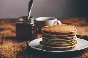 Breakfast Food Drucke: Stack of pancakes on white plate over wooden surface