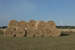 Sustainable Energy Supply Drucke: Stack of round bales, straw, wind turbines