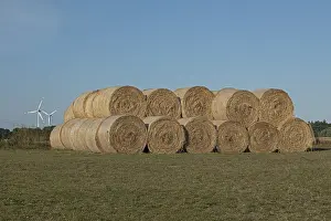 Sustainable Energy Supply Drucke: Stack of round bales, straw, wind turbines