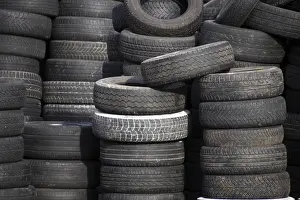 Plastic Waste Disposal Drucke: Stack of used tyres