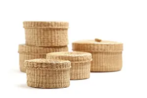 White Studio Setup Drucke: Stack of various sized wicker baskets isolated on white