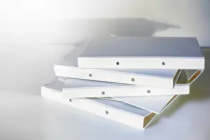 Office Work Concept Drucke: Stack of white file folder or ring binder waiting to be processed in an office