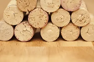 Wine Corks Drucke: Stack of wine corks on a wood surface