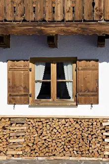 Drucke von Holzstoß vor einem Bauernhausfenster, Bayern, Deutschland, Europa Bauernhaus-Architektur Drucke: Holzstapel vor einem Bauernhausfenster.
