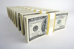 US Dollar Note Drucke: Stacks of hundred dollar bills on a white background