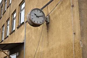 Abandoned Building Germany Drucke: Stagnant, old clock on decaying building
