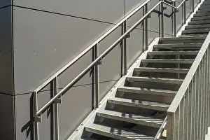 Bilder Datiert 19. Juli 2024: Treppenhaus am Gebäude im Sonnenlicht.