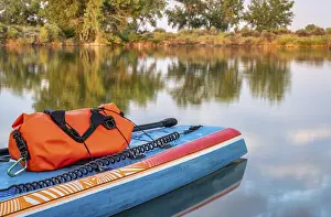 Stand Up Paddleboard Drucke: Stand up paddleboard with a paddle