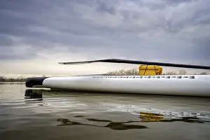Stand Up Paddleboard Drucke: Stand up paddleboard with a paddle and waterproof case
