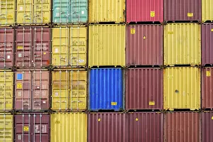 Container Ship Drucke: Standard shipping container in a container terminal in front of loading onto a container ship