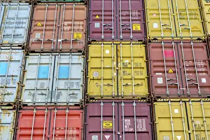 Container Ship Drucke: Standard shipping container in a container terminal in front of loading onto a container ship