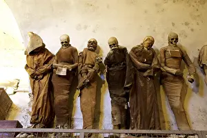 Catacombe Dei Cappuccini Drucke: Six standing mummies side by side