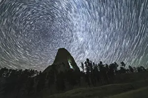 Drucke von Sterne über Devils Tower Butte bei Nacht. Lichtblitz von Kletterern an einer Wand. Wyoming, USA Wyoming Drucke: Sterne über Devils Tower Butte bei Nacht.