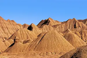 Blue Sky Wilderness Scene Drucke: Stark and beautiful ridges of Devil's Desert