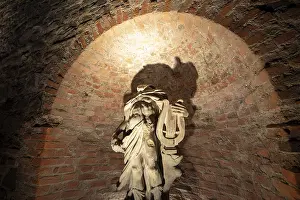 Bilder Datiert 19. Januar 2024: Statue von Apollo in einer Nische mit dramatischen Schatten.