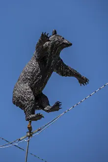Central Europe Animal Depiction Drucke: Statue of the Bernese bear dancing on a rope