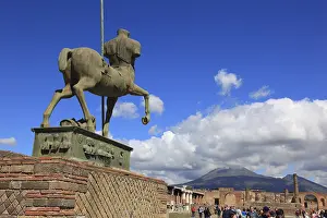 Pompeii Ruins Drucke: Statue of Centaur in the area of the Forum