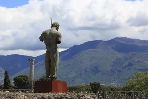 Drucke von Denkmal des Daedalus (von Mitoraj), Daidalos, Figur der griechischen Mythologie, Pompeji, antike Stadt in Kampanien an der Golf von Neapel, begraben während dem Ausbruch des Vesuv 79 n. Chr., Italien Daedalus Drucke: Denkmal des Daedalus (von Mitoraj)