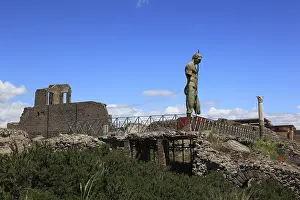 Drucke von Denkmal des Daedalus (von Mitoraj), Daidalos, Figur der griechischen Mythologie, Pompeji, antike Stadt in Kampanien am Golf von Neapel, begraben während des Ausbruchs des Vesuv 79 n. Chr., Italien Daedalus Drucke: Denkmal des Daedalus (von Mitoraj)