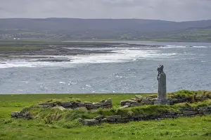 European Statues Drucke: Statue at Downpatrick Head, Lackan