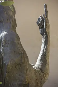 Drucke von Ein Meisterwerk der chinesischen Kunst, das die Ehrfurcht vor einem der größten Genies der Renaissance erweckt Leonardo Da Vinci Drucke: Statue von Leonardo da Vinci in Vinci, Metropolitan City of Florence, Italien
