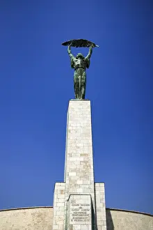 Drucke von Statue der Freiheit auf dem Gellert-Hügel, Budapest, Ungarn Budapest, Einschließlich Der Donauufer, Des Budaer Burgviertels Und Der Andrßssy-Allee Drucke: Statue der Freiheit auf dem Gellért-Hügel