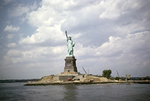 Statue Of Liberty Construction Drucke: Statue of Liberty with ongoing construction work, New York, USA, 1963, North America