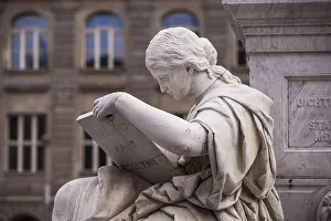 German Federal Republic Statues Drucke: Statue of a reading scholar